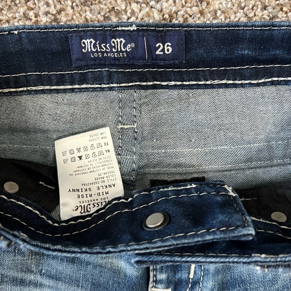 Miss Me cropped skinny ankle capris. New without tags. Size 26. - Picture 3 of 3